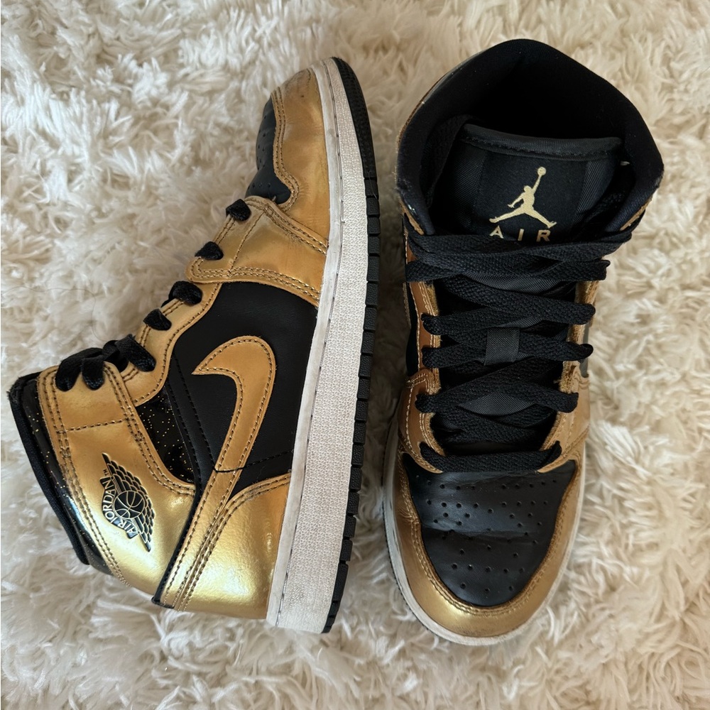 Air Jordan 1 Mid SE 'Metallic Gold Black' size 4.5Y